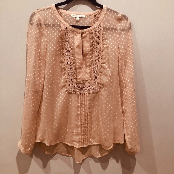 Cute DANIEL RAINN Top with Great Detail - Picture 2 of 7